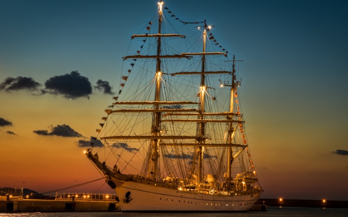 корабль парусник фонари на закате