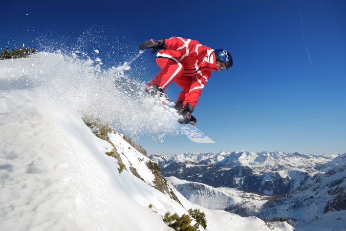 сноубордист в прыжке