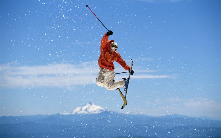 Лыжник прыжок горы небо