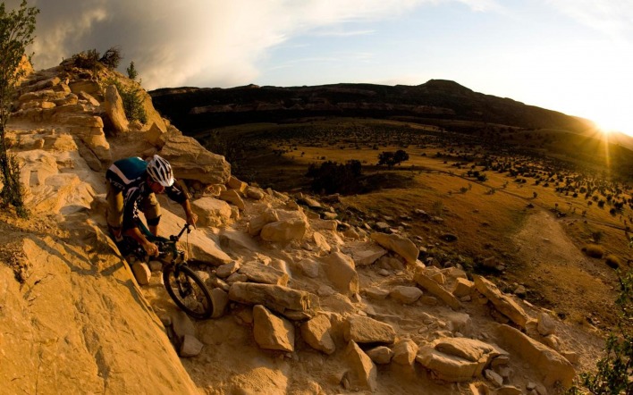 велосипедист камни гора спуск солнце рассвет