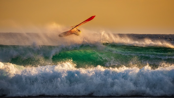 серфинг парусник волны брызги на рассвете