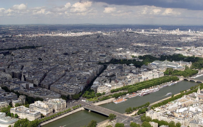 Париж в тени от облака