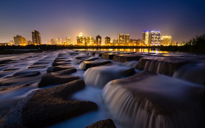 Вода камни город ночь