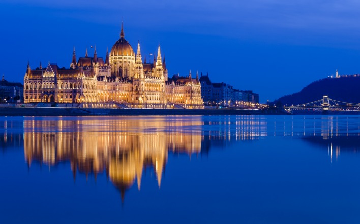 отражение здание Венгерский парламент Danube Hungarian Parliament Венгрия Hungary Будапешт Дунай река Budapest