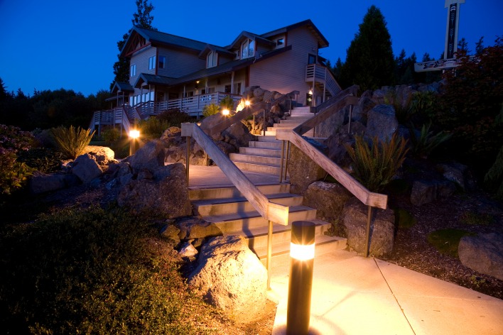 лестница особняк огни ступеньки ночь дом фонари камни