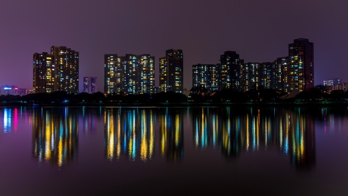 здания город ночь река отражение