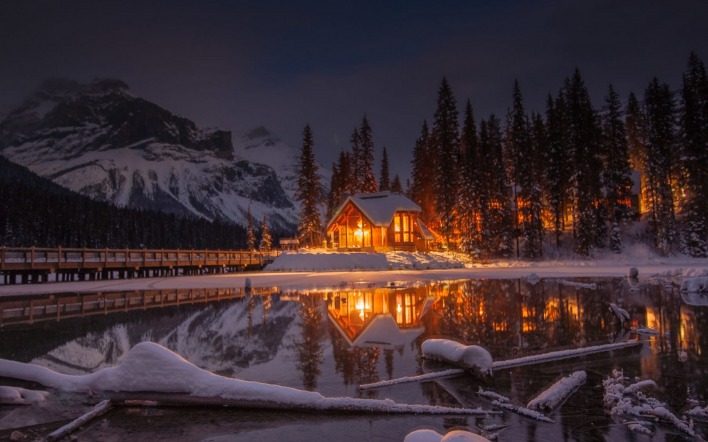 домик ночь озеро освещение зима снег горы деревья