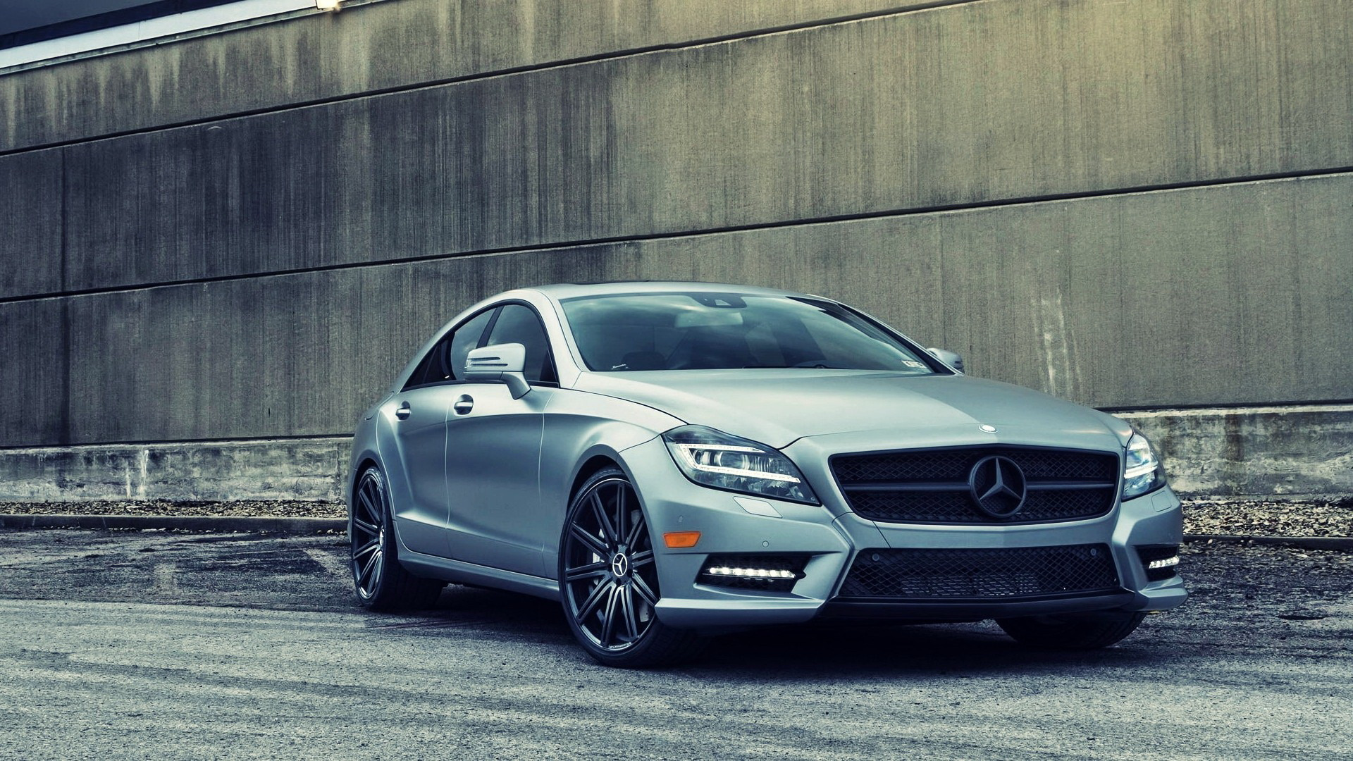 Mercedes-Benz CLS 63 стена