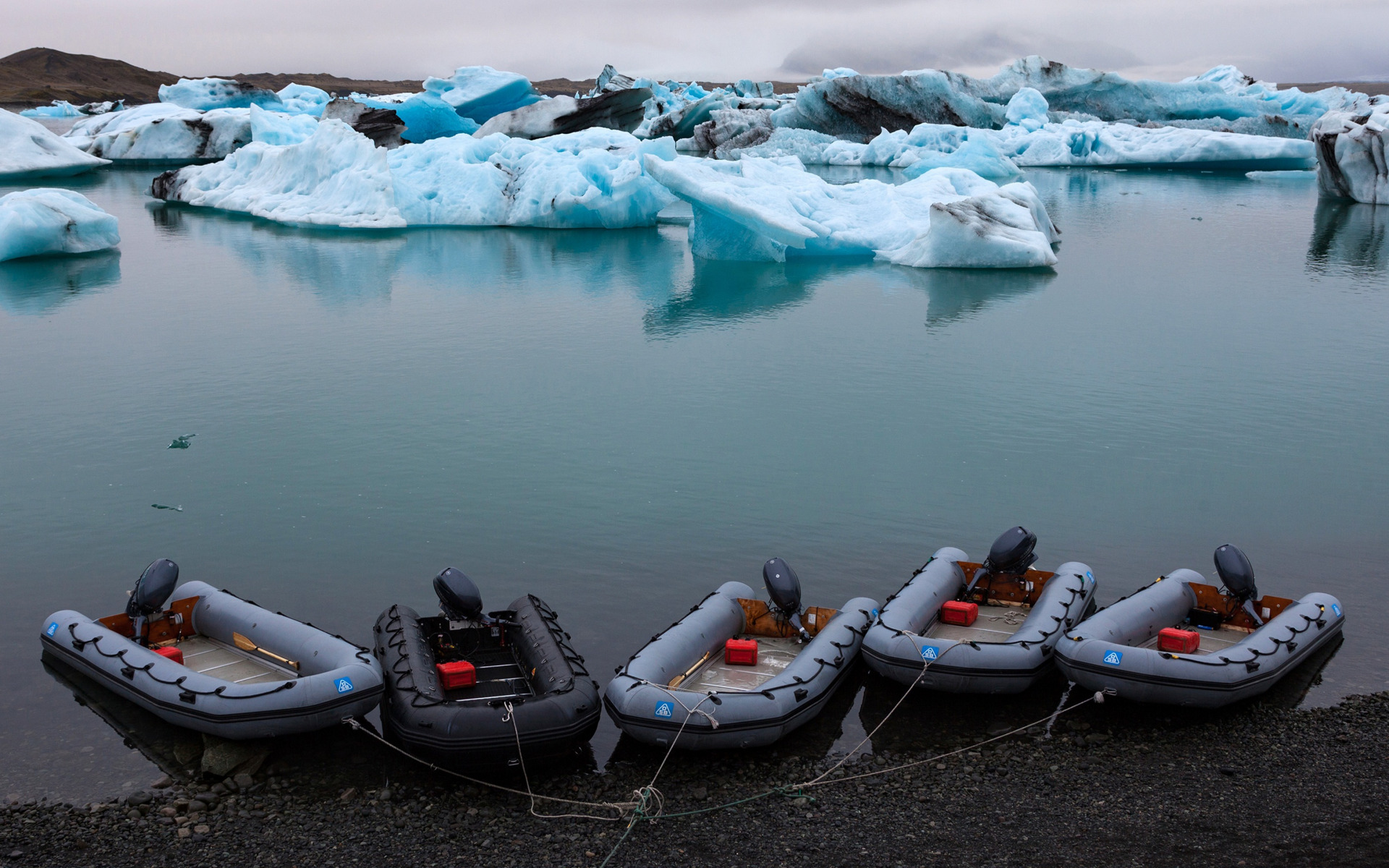 лодки моторные надувные айсберг море берег