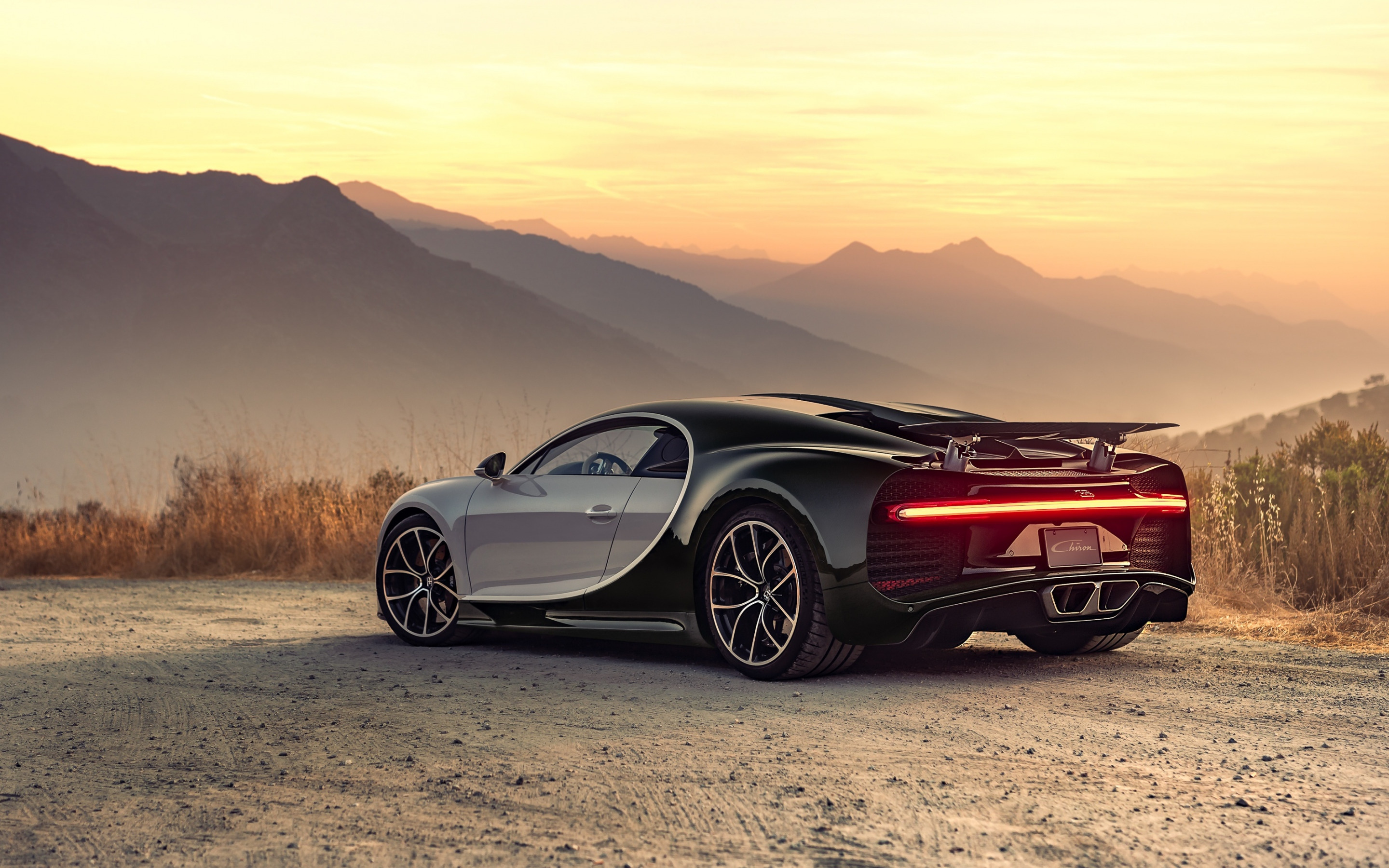 bugatti chiron вид сзади вид сбоку горы