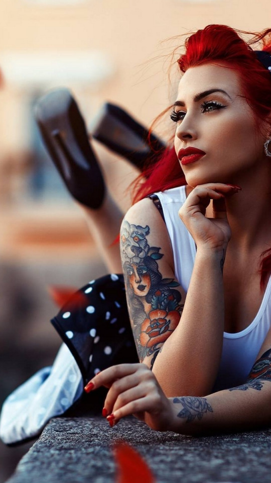 Обои: Рыжая девушка с татуировкой на спине