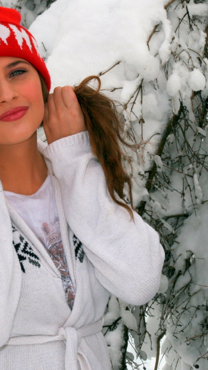 девушка заснеженные ели снег вязаная шапка