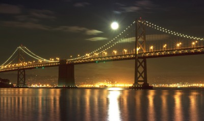 Мост на фоне луны