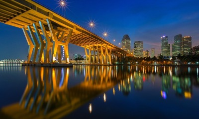 светящийся мост и город