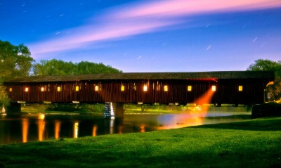 Светящийся деревянный мост