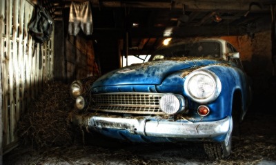 Старое авто в сарае