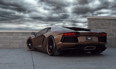 Lamborghini у стены