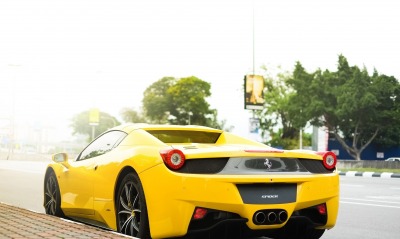 Ferrari у тротуара