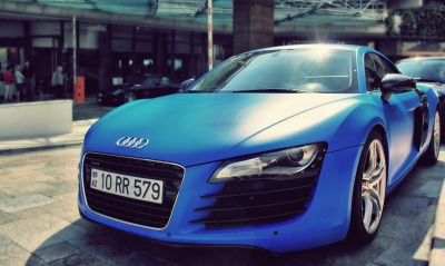Голубая Audi R8 