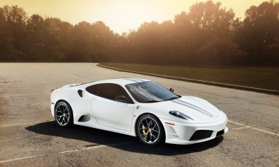 белая Ferrari