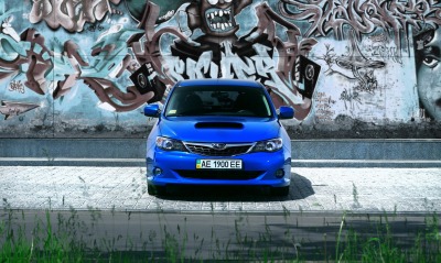 синяя Subaru