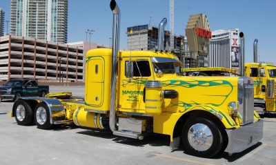 желтый грузовик