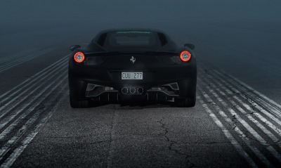 черная Ferrari