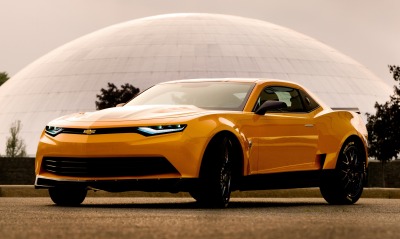оранжевый автомобиль Chevrolet Camaro