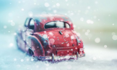 автомобиль красный снег