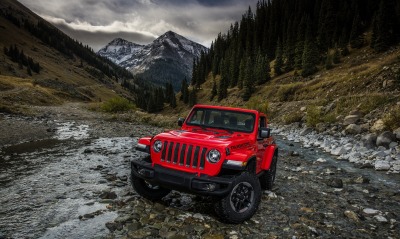 jeep wrangler в горах на камнях