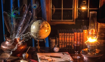 стол писателя глобус книги перо лампа окно
