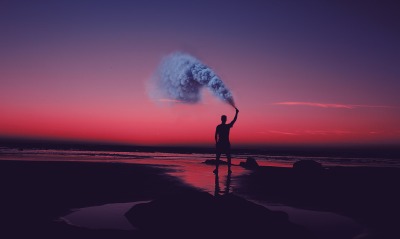 на закате парень силуэт дым на берегу