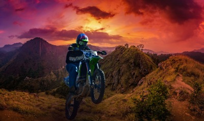 мотоциклист, холмы