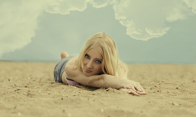 Девушка на пустынном пляже