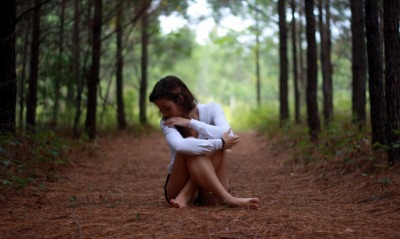 Девушка на лесной тропе