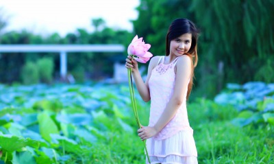 Девченка с цветком