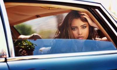 Девушка из окна автомобиля