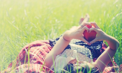 Девушка на траве с яблоком