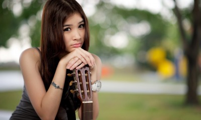 грустная девушка с гитарой