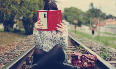 девушка с книжкой на рельсах