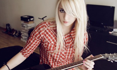 блондинка с черной гитарой
