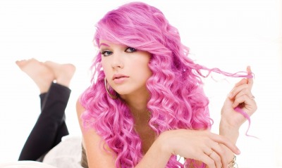 девушка с розовыми волосами