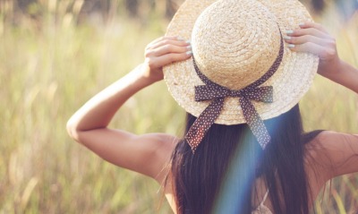 девушка на поле в соломенной шляпке