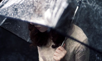 грустная девушка под зонтом