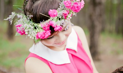 девушка с венком цветов на голове