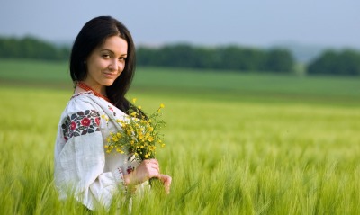 девушка с полевыми цветами