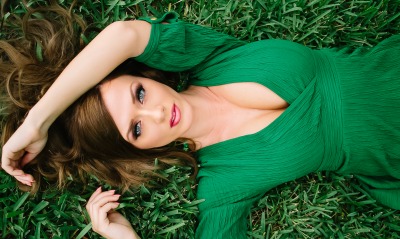 Девушка на зеленой траве