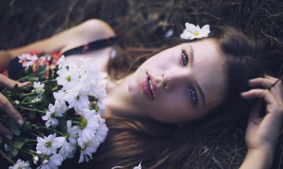 Девушка с ромашками в траве