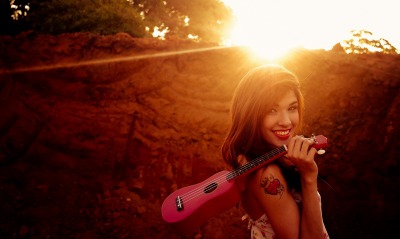 жизнерадостная девушка с розовой гитарой