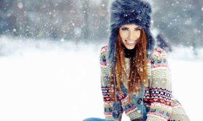 чарующая девушка в снегу